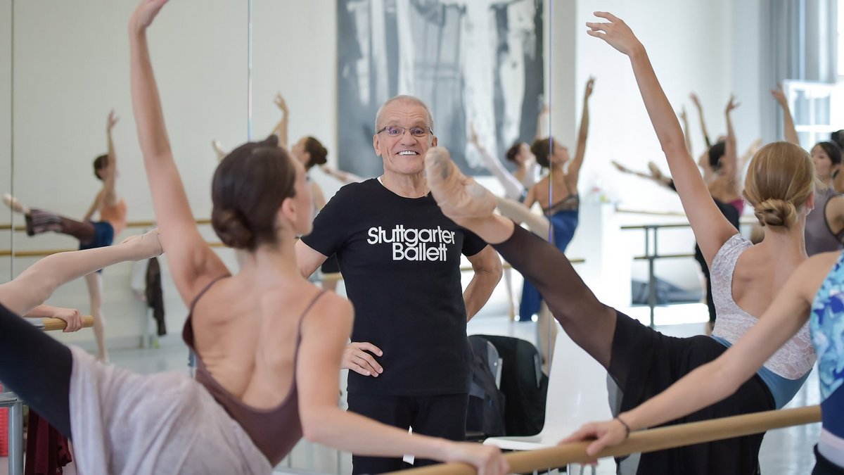 Reid Anderson hat die Ballettintendanz zur Spielzeit 2018/19 abgegeben – den Taktstock aber hat er wohl behalten. Foto: Roman Novitzky