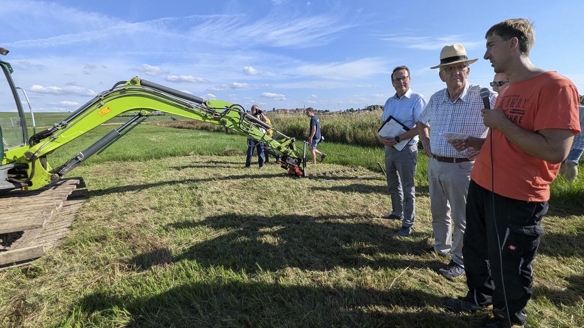 Winfried Kretschmann (Hut) lässt sich von Landwirt Günter Scheffold (Mikro) Moorschutz in der Praxis erklären. Foto: Rainer Lang