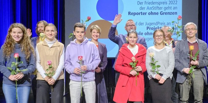 Preis und Rosen für (Nachwuchs-)Reporter:innen. Fotos: Joachim E. Röttgers