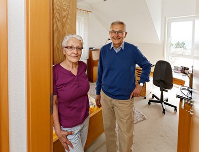 Gräbele-König Wilhelm Hampl und seine Frau Brigitte vor einem ihrer beiden Gästezimmer.