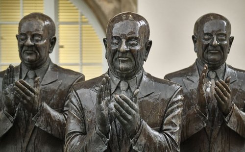 Ist bei den "Claqueuren" von Guido Messer das Sinnliche mit dem Geistlichen verknüpft? Ist bei den "Claqueuren" von Guido Messer das Sinnliche mit dem Geistlichen verknüpft?