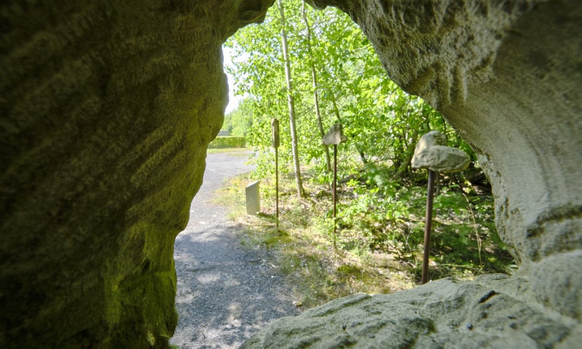 Skulpturenpfad auf der ehemaligen Start- und Landebahn.