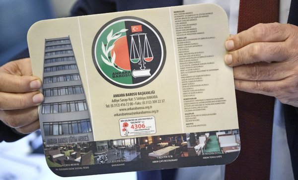 Noch hat Kilic sie: die türkische Anwaltslizenz.  Noch hat Kilic sie: die türkische Anwaltslizenz.