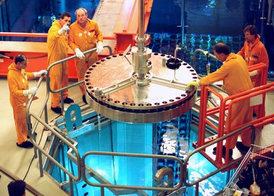 Das AKW Neckawestheim im Jahr 1996. Mitarbeiter beladen einen Castor-Behälter mit Brennelementen.