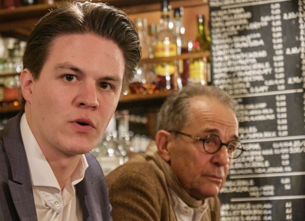 Marian Schreier mit seinen Beratern Tim Guldimann ...