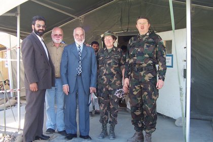 In hoffnungsvolleren Zeiten: Stahl (2 v. l.) im Jahr 2010 mit ISAAF-SoldatInnen und Beamten der afghanischen Gesundheitsbehörde.