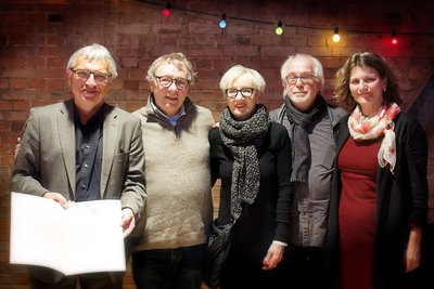 Ehrenrunde (von links): Walter, Grohmann, Gudrun und Werner Schretzmeier, Lösch. Foto: Martin Storz