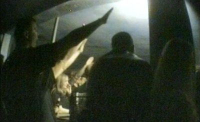 Hitlergruß inklusive: Neonazis aus ganz Europa beim Konzert zum "Day of Honour" in Ungarn. 