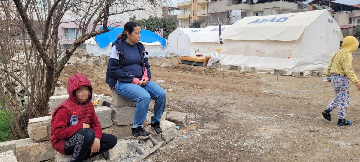 Beste Umgebung für ein Neugeborenes und seine Mutter. Die schwangere Fidan C. im Camp des vom Erdbeben zerstörten Orts Islahiye. Foto: privat Beste Umgebung für ein Neugeborenes und seine Mutter. Die schwangere Fidan C. im Camp des vom Erdbeben zerstörten Orts Islahiye. Foto: privat