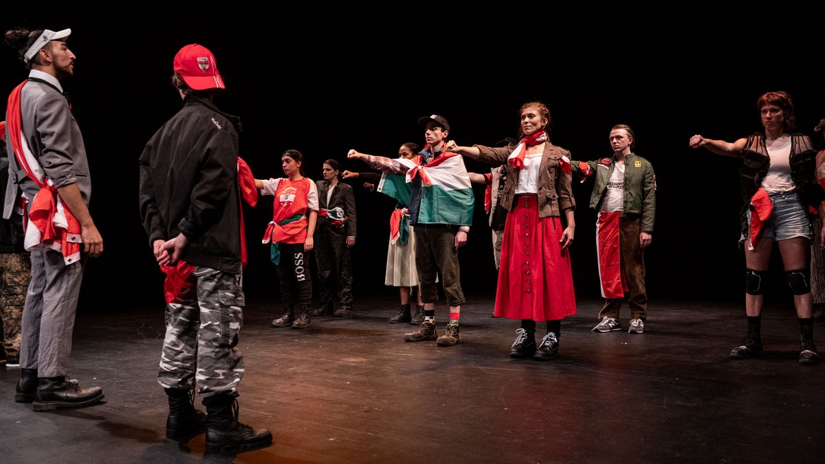 Springerstiefel auf dem Vormarsch: in Ungarn, Österreich und der Tri-Bühne. Mehr Szenen des Theaterstücks mit Klick auf den Pfeil.