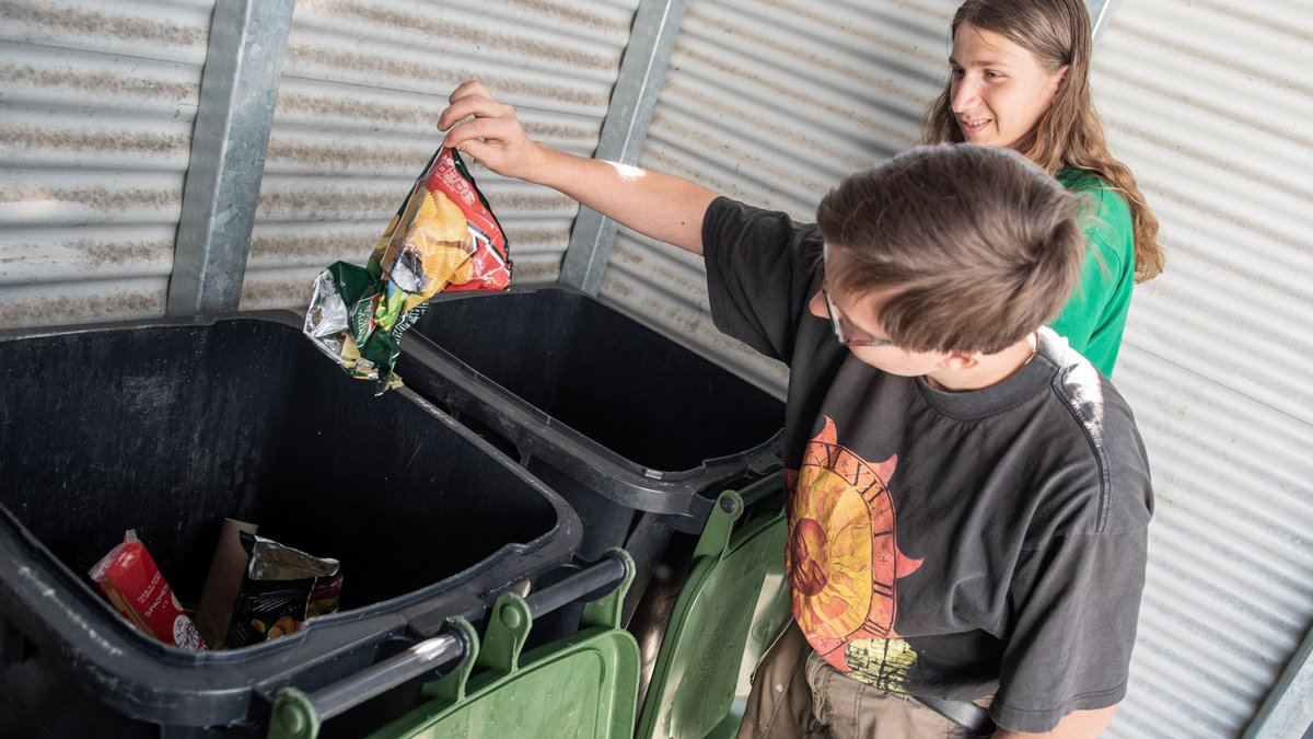 Samuel Bosch und Charlie Kiehne (vorne) beim Containern – nicht immer appetitlich, was sie in den Tonnen der Supermärkte finden. Foto: Jens Volle