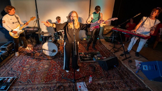 Annette Benjamin, seit den 1980ern bekannt als Frontfrau der Punkband Hans-A-Plast.