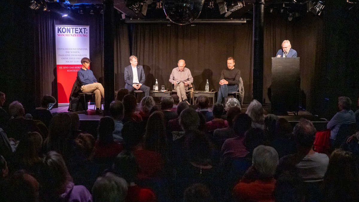 Am 29. Oktober diskutierten (von links): Heike Radvan, Günther-Martin Pauli, Stefan Siller (Moderation) und Georg Restle. Josef-Otto Freudenreich (rechts) begrüßte die Gäste. Fotos: Jens Volle