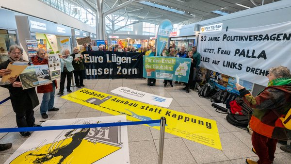 Draußen Protestgesang der Stuttgart-21-Kritiker:innen.