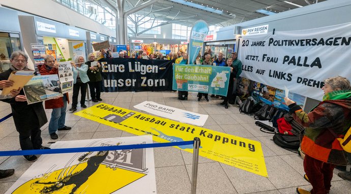 Draußen Protestgesang der Stuttgart-21-Kritiker:innen.