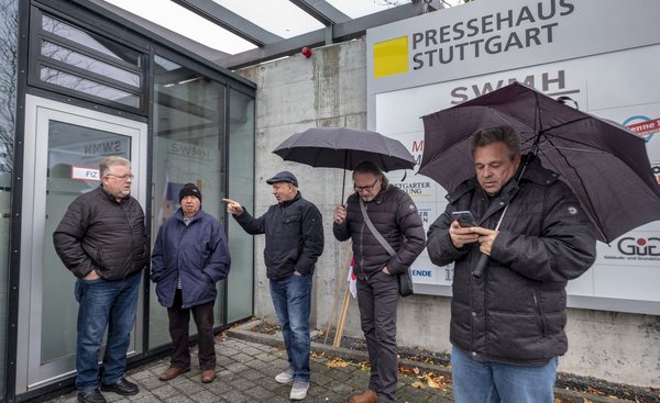 Wieder stehen sie im Regen – zuletzt beim Streik, jetzt weiter auseinander. Wieder stehen sie im Regen – zuletzt beim Streik, jetzt weiter auseinander.