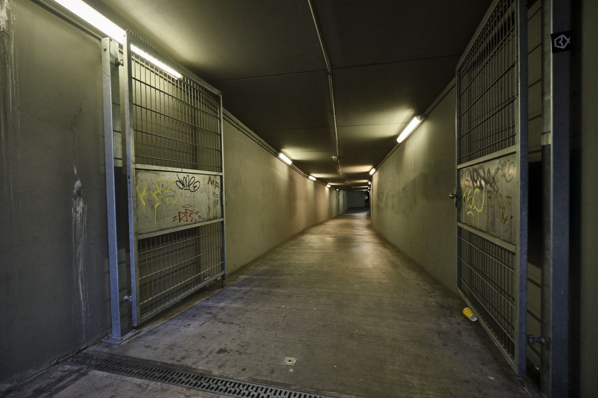 Mit Atomschutzbunker-Flair begrüßt diese Haltestelle die Gäste der Staatsgalerie. 