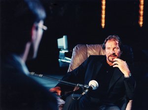 Götz George nach den Dreharbeiten im Interview mit Hermann G. Abmayr. Foto: SWR