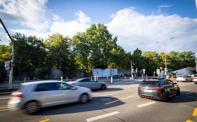 Hier werden Bäume fallen: Cannstatter Straße über dem Nesenbachkanal. Foto: Julian Rettig