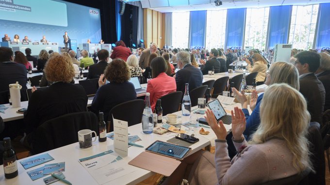 Als er gegen die "Vaterlandsverräter" in der AfD austeilt, hagelt's besonders viel Applaus.