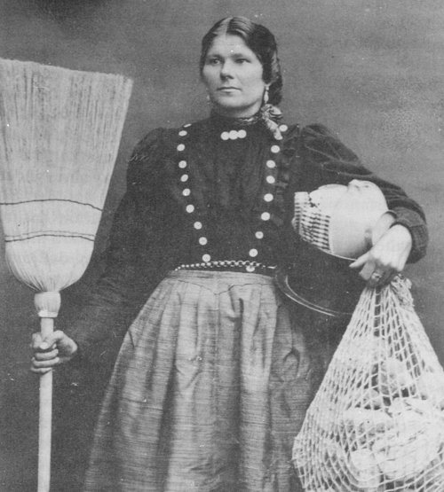 Meist waren es die Frauen, die durch den Verkauf von Waren Geld verdienten, während die Männer eher im Hintergrund arbeiteten und etwa die Pferde versorgten. Quelle: Archiv Jakob Kronenwetter