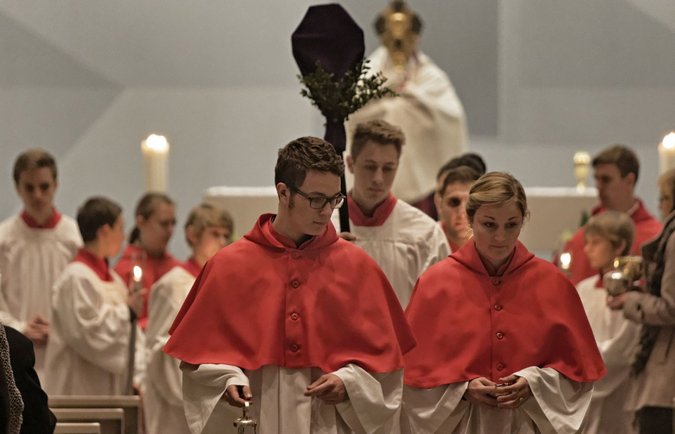 Gibt's angesichts sinkender Mitgliederzahlen wohl auch bald weniger: MinistrantInnen. Gibt's angesichts sinkender Mitgliederzahlen wohl auch bald weniger: MinistrantInnen.