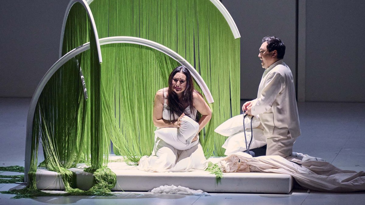 Alfred Kim als Otello mit Olga Busuioc (Desdemona) an der Staatsoper Stuttgart. Foto: Martin Sigund