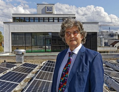 Das Fabrikdach ist mit Solarzellen gepflastert.