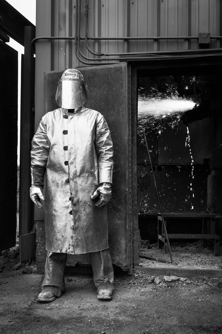 Gießereiarbeiter an einem Schmelzofen der Dakota Foundry. Webster, South Dakota, März 2022.