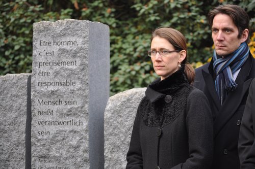 Gräfin Bettina und Graf Björn Bernadotte vor dem Denkmal für die verstorbenen Häftlinge, eingeweiht 2012. Foto: Urs Oskar Keller Gräfin Bettina und Graf Björn Bernadotte vor dem Denkmal für die verstorbenen Häftlinge, eingeweiht 2012. Foto: Urs Oskar Keller