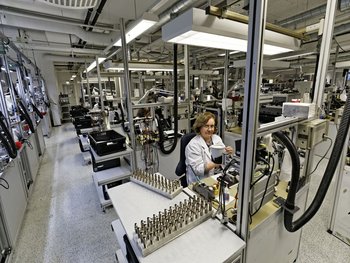 Sensorenmontage bei Balluf in Neuhausen.