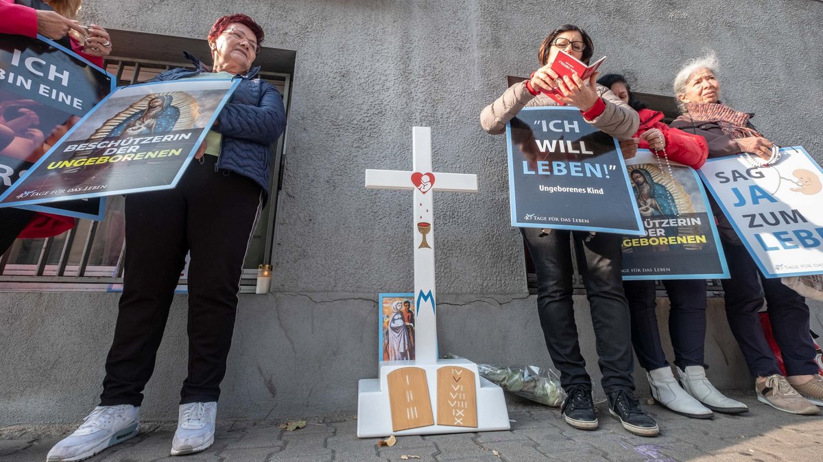 Christliche Abtreibungsgegnerinnen vor der Pro-Familia-Beratungsstelle in Pforzheim. Foto: Joachim E. Röttgers