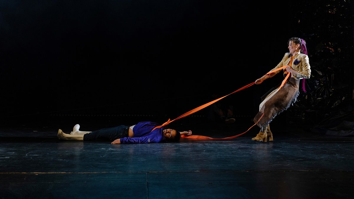 Wird hier die Kultur geschleift? Performance "Sanctus Dominus Taurus" im Stuttgarter Theater Rampe. Foto: Dominique Brewing