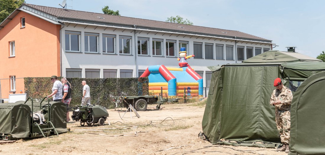 Bei einer familiengerechten Rekrutierungsaktion darf die Hüpfburg nicht fehlen. 