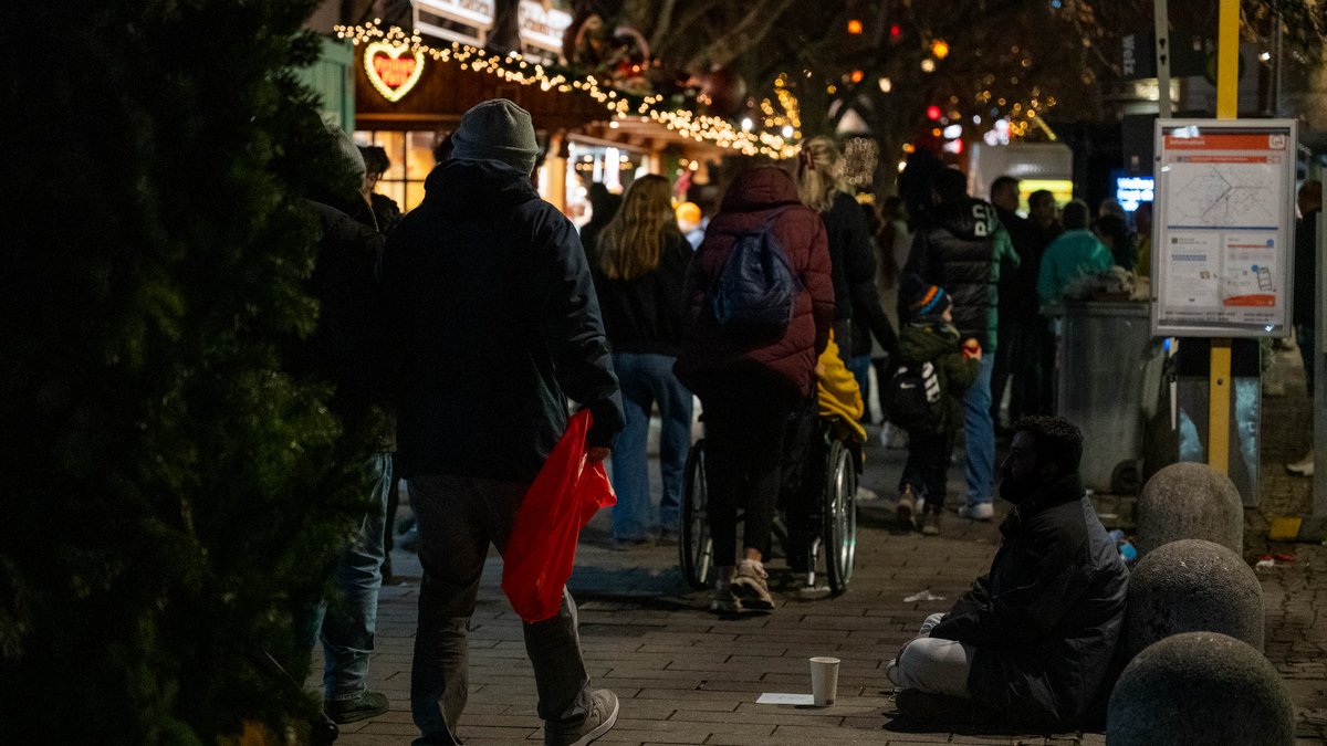 Hartes Pflaster am Rande des Weihnachtsmarktgedränges.