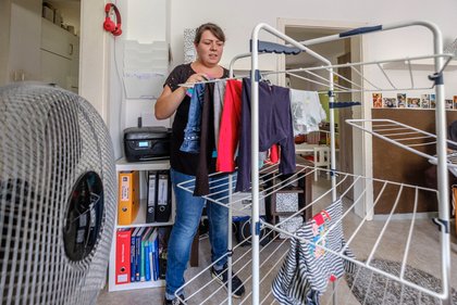 Zwei Wäscheständer und das Wohnzimmer ist voll: Adriana Uda zuhause. Foto: Joachim E. Röttgers