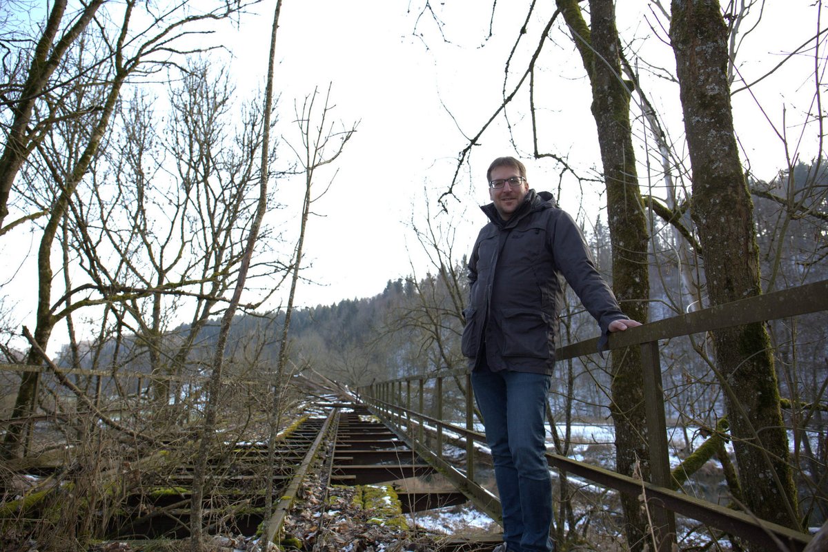 Verkehrsexperte Ralf Derwing am Nordpfeiler des aufgelassenen Eisenbahnviadukts östlich von Sigmaringen.