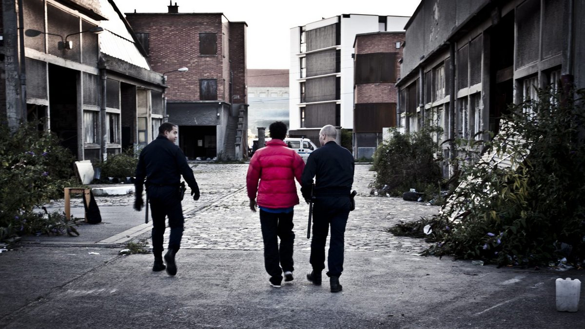 Wer erwischt wird, darf hungern. Kurz vor der einzigen Mahlzeit am Tag festgenommen, gibt's die Nacht über im Knast nichts zu essen und am nächsten Morgen muss wieder gefastet werden. Die Polizei weiß das und rückt auch deshalb zur Abendessenszeit an.