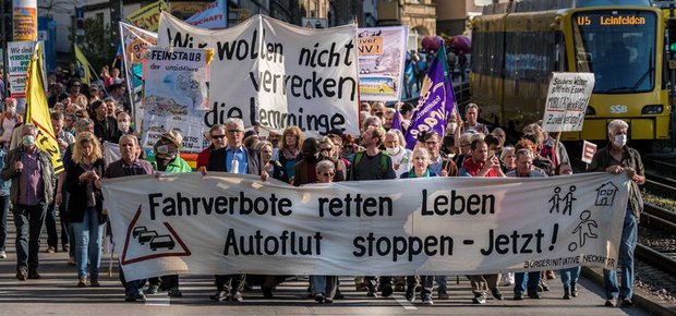 Feinstaubdemo in Stuttgart Ende März 2017. Vorne mit dabei (im blauen Hemd): DUH-Geschäftsführer Jürgen Resch.