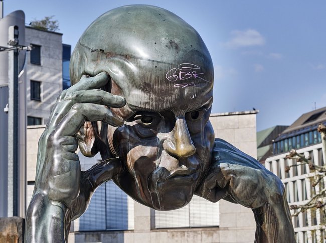 Skulptur "Denkpartner" von Hans-Jörg Limbach am Stuttgarter Börsenplatz. Fotos: Joachim E. Röttgers