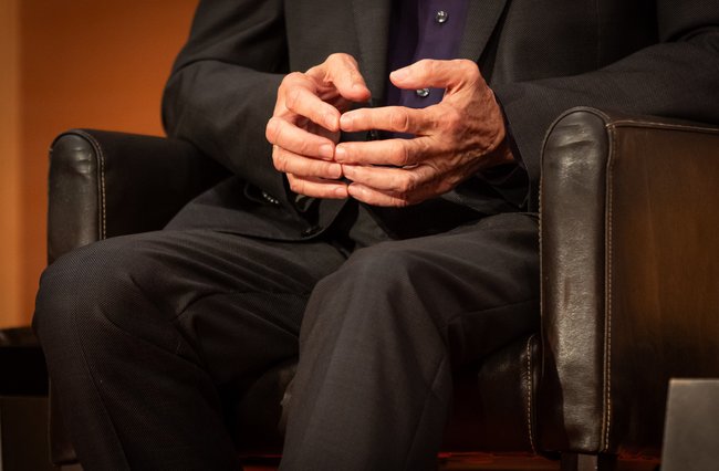 Ministerpräsident Winfried Kretschmann hält Hände und Füße still. Foto: Julian Rettig