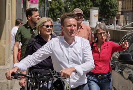 Körner spaziert mit wenigen Begleitern. Vernünftig, denn...