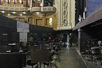 Der Orchestergraben ist sogar ohne Musiker proppenvoll.