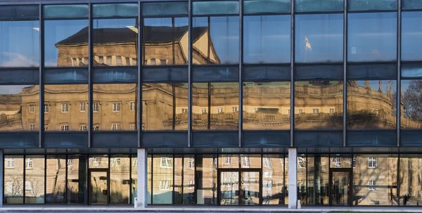 Die Politik ist stets nah: Stuttgarter Opernhaus im Spiegel der Landtagsfenster. Die Politik ist stets nah: Stuttgarter Opernhaus im Spiegel der Landtagsfenster.