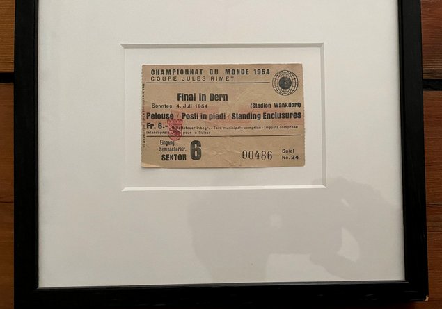 Gehört gerahmt: Vaters Eintrittskarte zum WM-Finale in Bern. Foto: Christian Prechtl