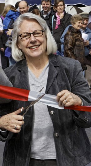 Heiderose Berroth (FDP) kann prima Bänder durchschneiden und hat lustige Ideen.