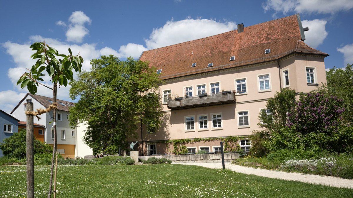 Das eigentliche Schlossgebäude mit Wohnungen und Büros, im Erdgeschoss ein Café.
