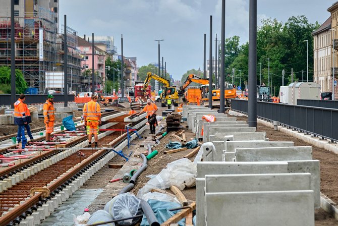 Karlsruhe muss für den ÖPNV besonders viel berappen. Das Bild zeigt die Stadtbahn-Baustelle in der Kriegstraße. Foto: Joachim E. Röttgers