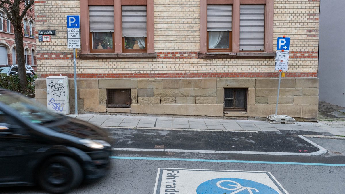 Ab wo darf denn nun geparkt werden – gilt das rechte Schild, das linke, beide und warum? Foto: Jens Volle