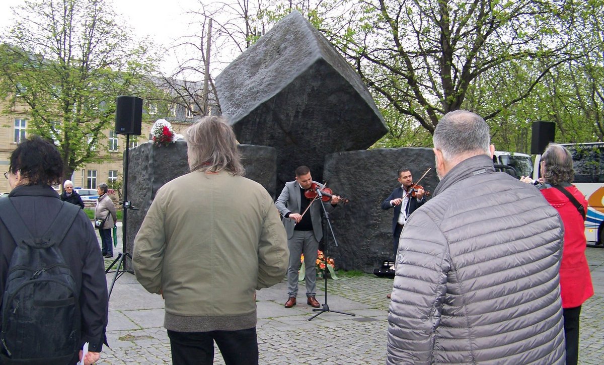 Am 8. April 2019, Internationaler Tag der Sinti und Roma, auf dem Stuttgarter Karlplatz vor dem Mahnmal für die Opfer des Faschismus. Foto: Theater am Olgaeck